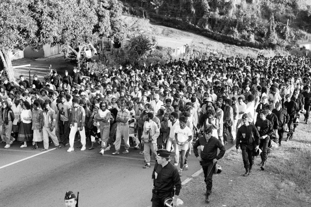 متظاهرون من الكاناك في مسيرة سلمية دعت إليها جبهة الكاناك الاشتراكية للتحرير الوطنيعام 1987 في نوميا