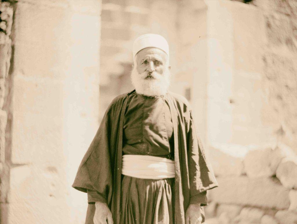 أحد العُقال الدروز في منطقة الأزرق ووادي سرحان في الصحراء العربية في الأردن، ممن لجأوا من جبل الدروز في عام 1926