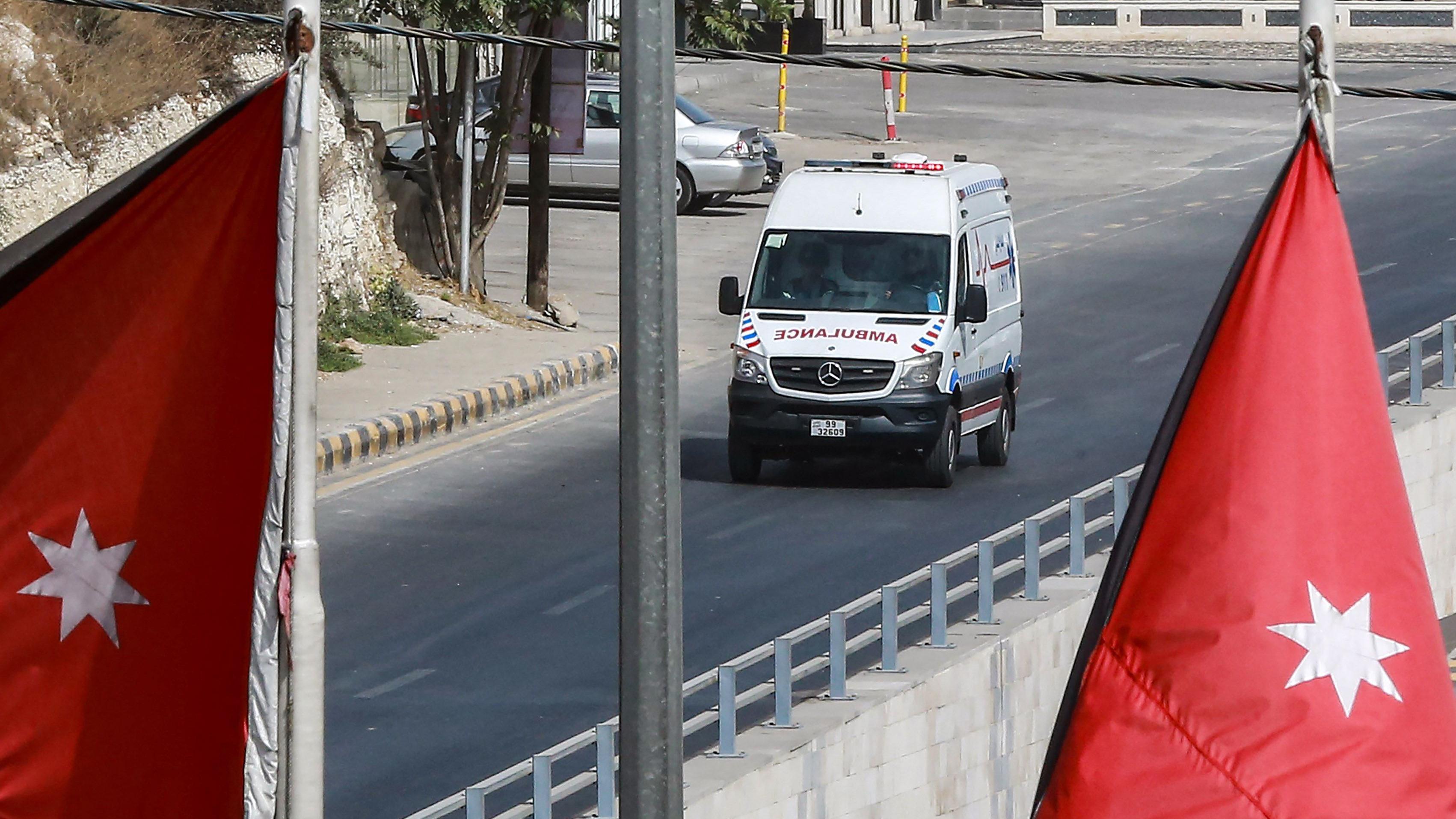 صورة أرشيفية لمركبة إسعاف في شارع رئيسي في عمّان