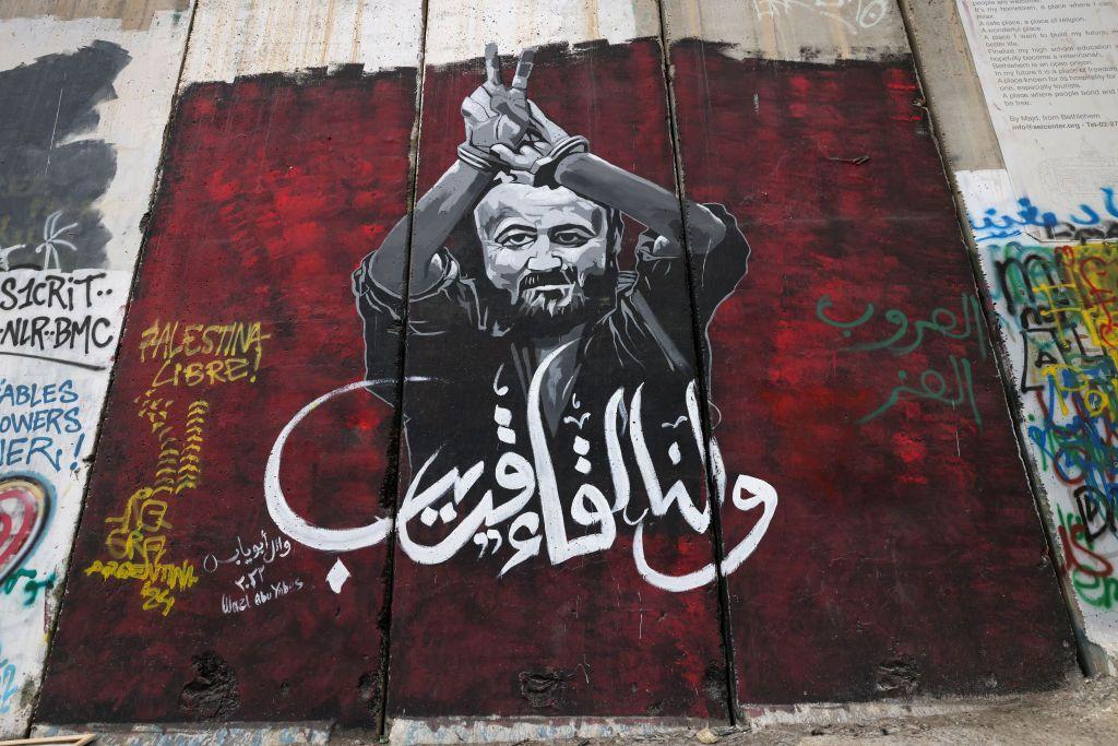 صورة لمروان البرغوثي على الجدار العازل الذي بنته إسرائيل في الضفة الغربية المحتلة - الصورة التقطت في 24 ديسمبر/كانون الأول 2024.