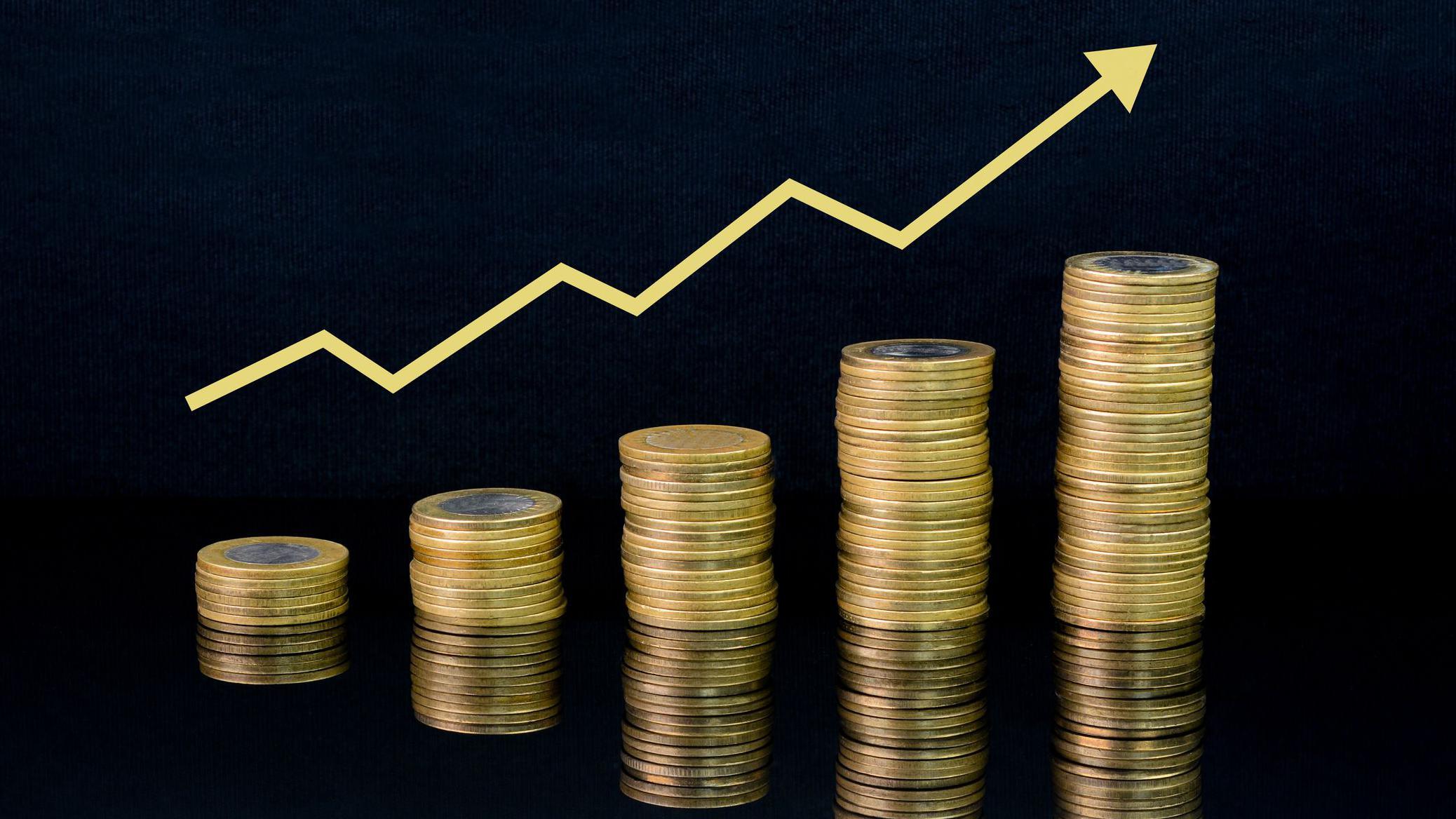 قطع نقدية متراصة فوق بعضها