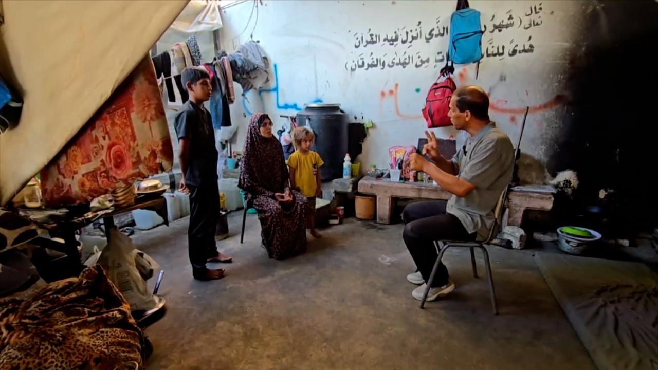 فضل كراز معلم لغة الإشارة مع عائلة أم محمد