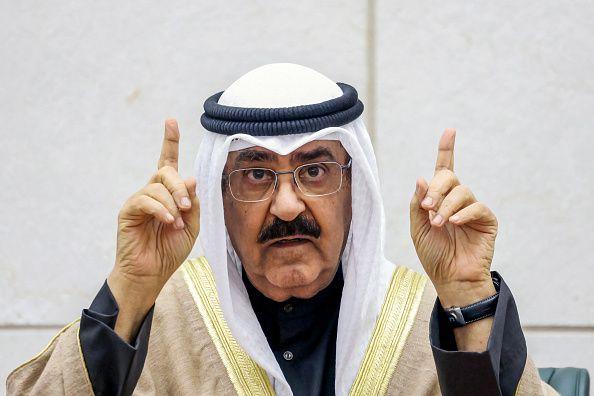 أمير الكويت يرتدي الزي الكويتي ورافعا سبّابتيه ومرتديا نظارات 
