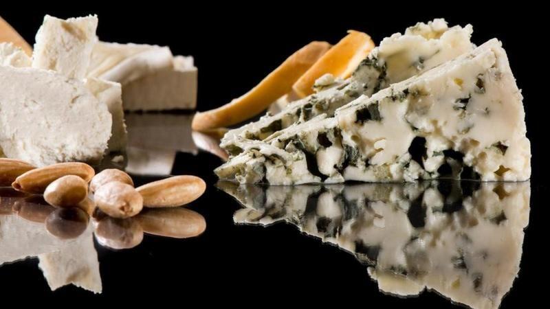 أطعة مختلفة تضم الجبن والمكسرات