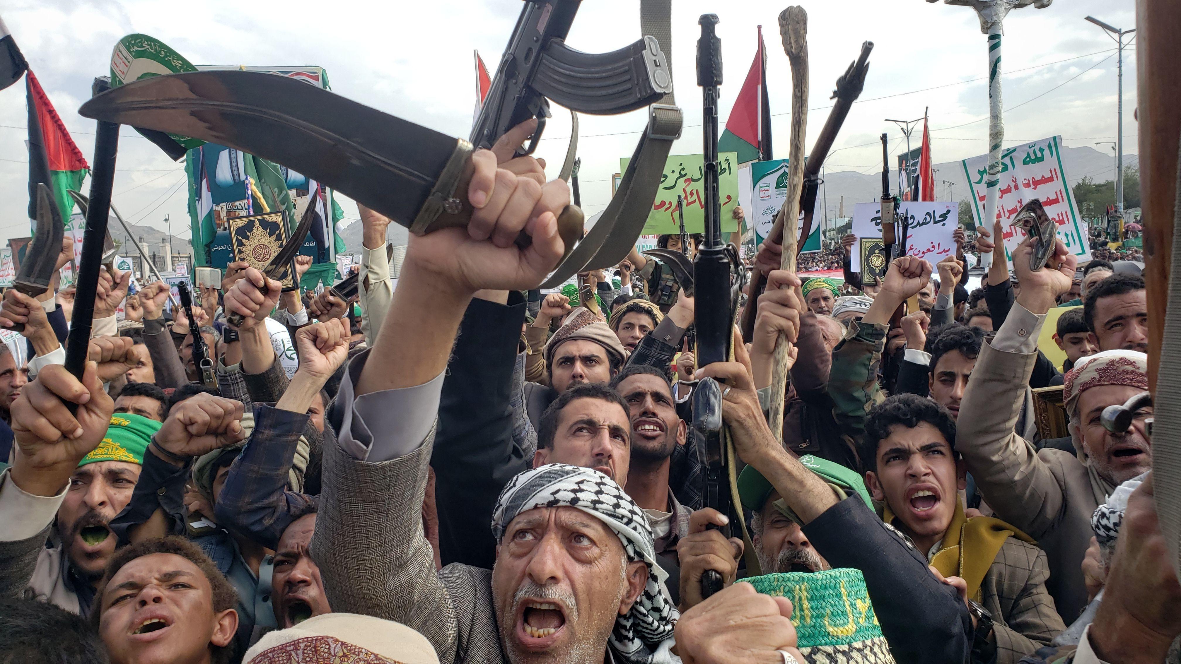 مؤيدون للحوثيين خلال مظاهرات في صنعاء رفضاً للقصف الإسرائيلي على العاصمة اليمنية ودعماً لقطاع غزة