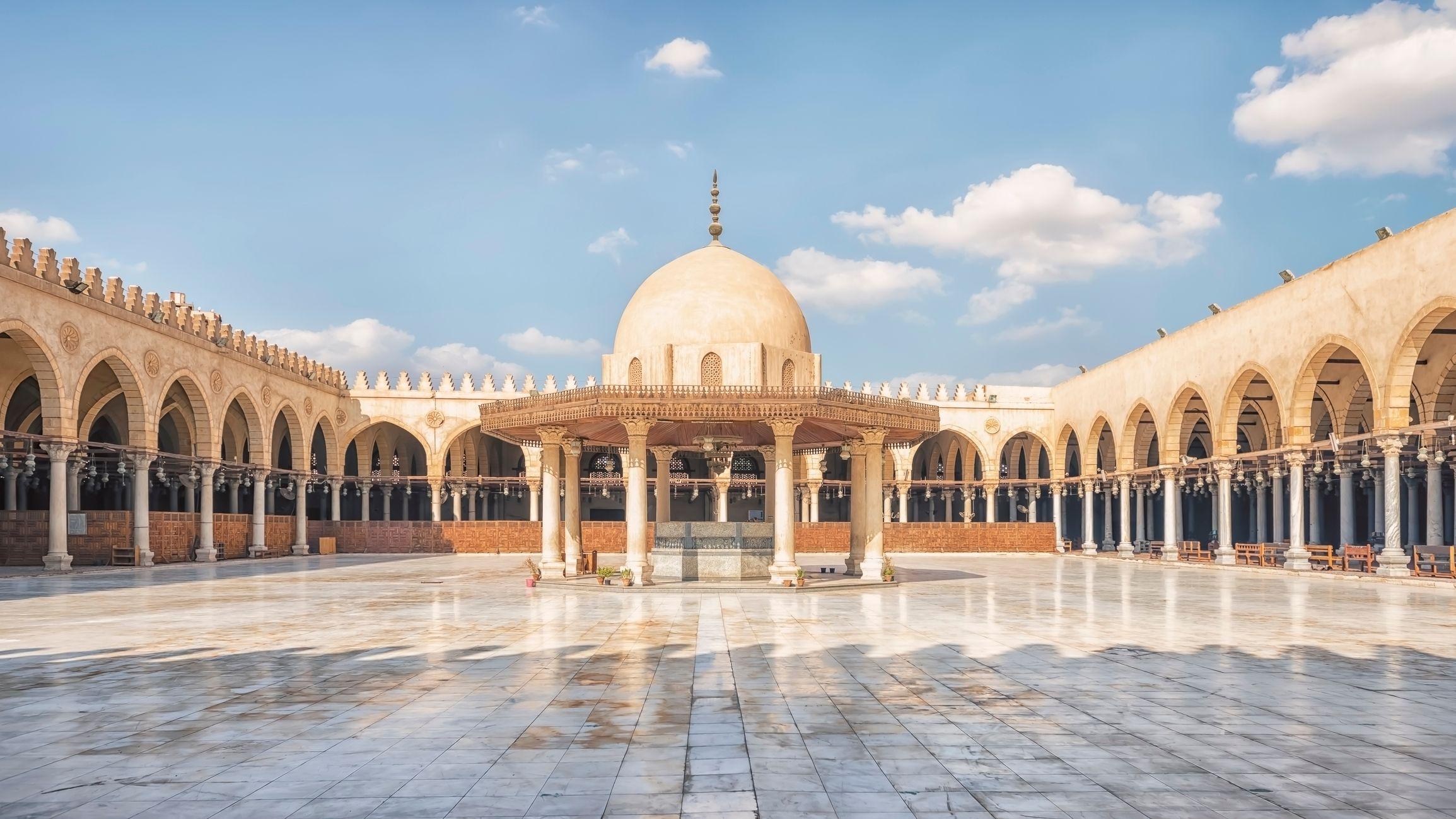صورة تظهر الفناء الخارجي لمسجد أحمد بن طولون، وأقواس العمارة الإسلامية. 