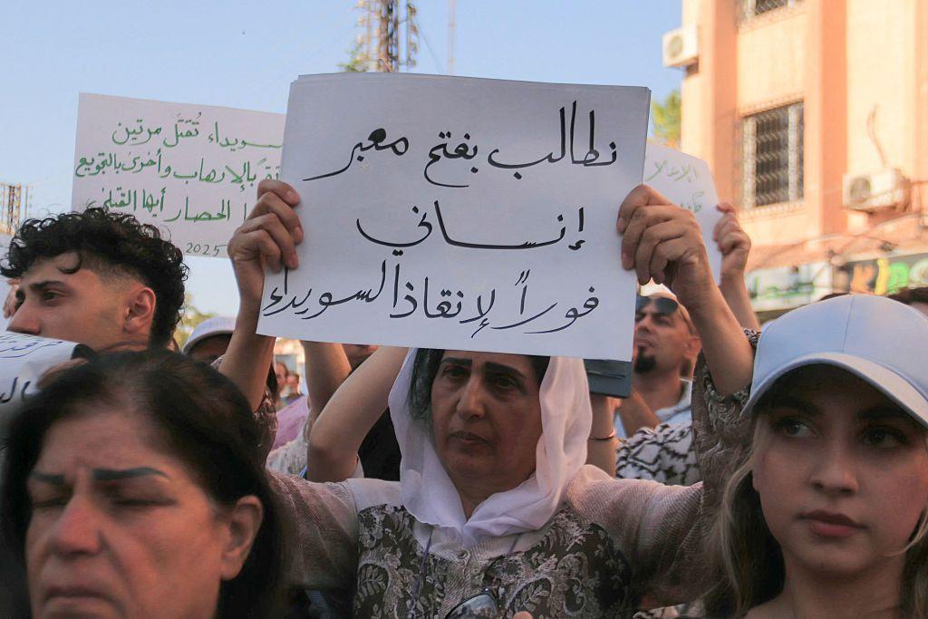 إمرأة درزية  ترفع لافتة كتب عليها 