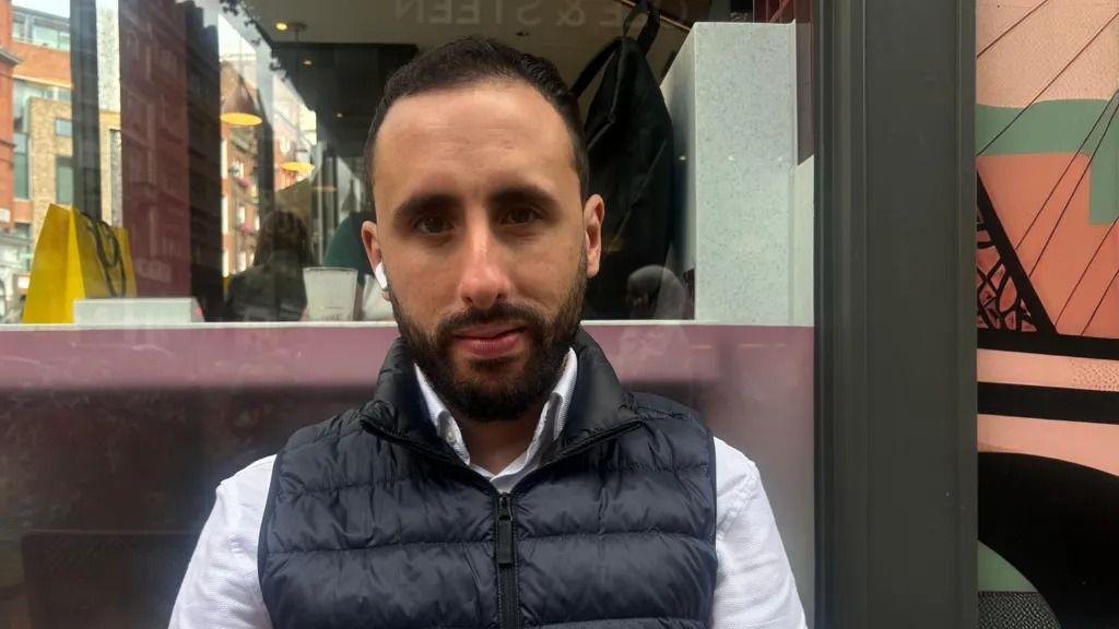 رفيق يجلس في مقهى كوستا
