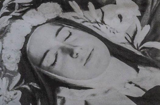 القديسة تريز الطفل يسوع بعد وفاتها صورة التقطتها لها اختها سيلين (الراهبة جينفياف الوجه الأقدس) في الأول من أكتوبر/تشرين الأول عام 1897