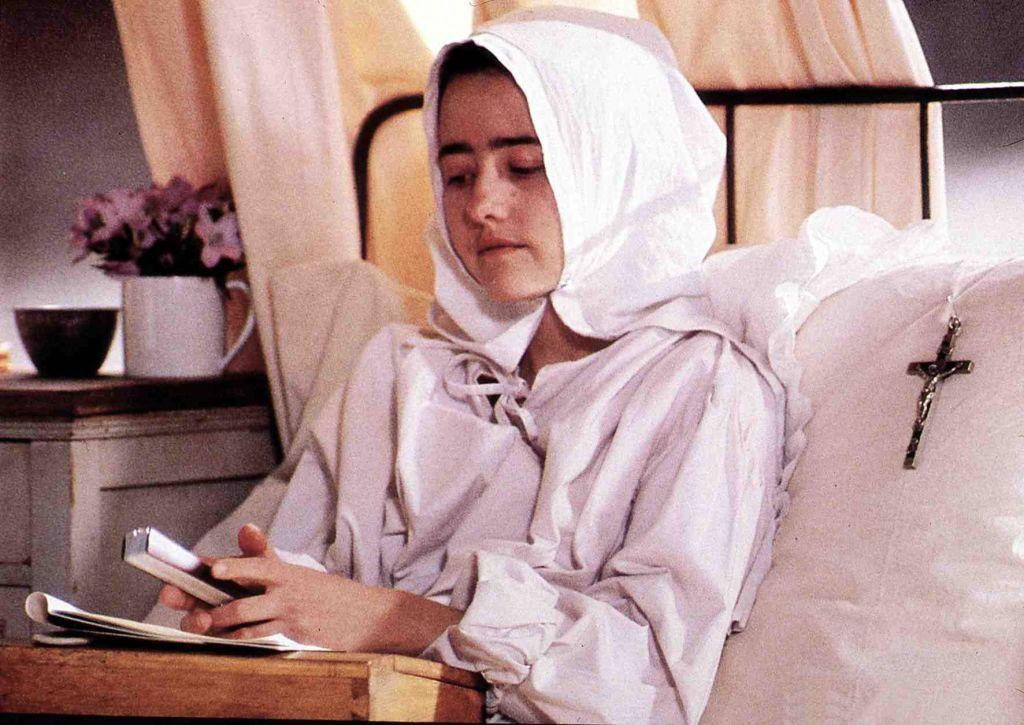 الممثلة كاترين موشيه في دور القديسة تريز في الفيلم الفرنسي 