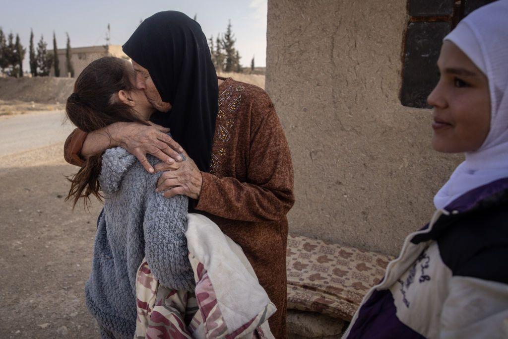 فرحة أسرة سورية بعد لم شملها عقب سقوط نظام الأسد.