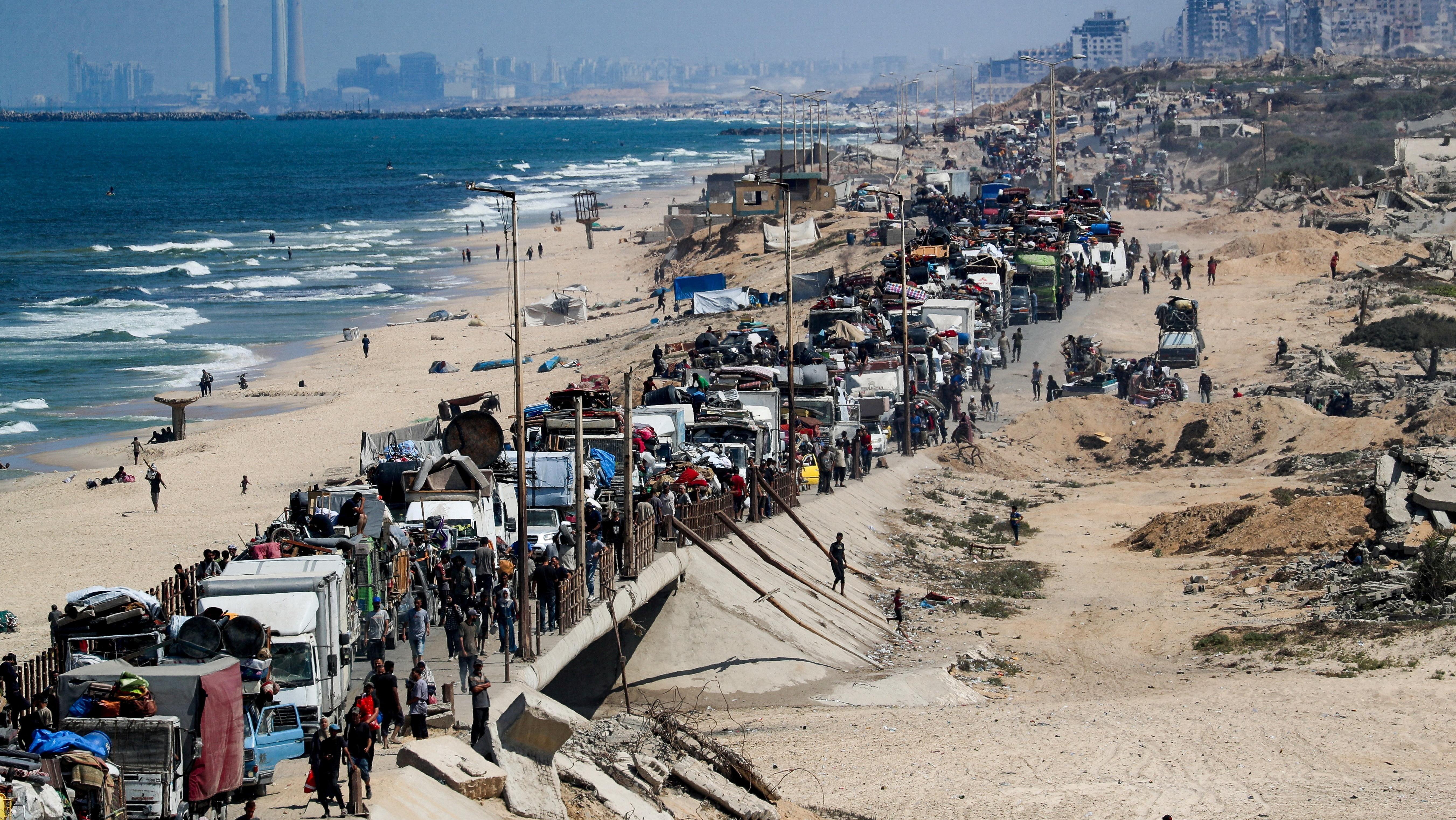 فلسطينيون نازحون فروا من شمال غزة بسبب العملية العسكرية الإسرائيلية، يتجهون جنوباً بعد أن أمرت القوات الإسرائيلية سكان مدينة غزة بالإخلاء إلى الجنوب، في وسط قطاع غزة.