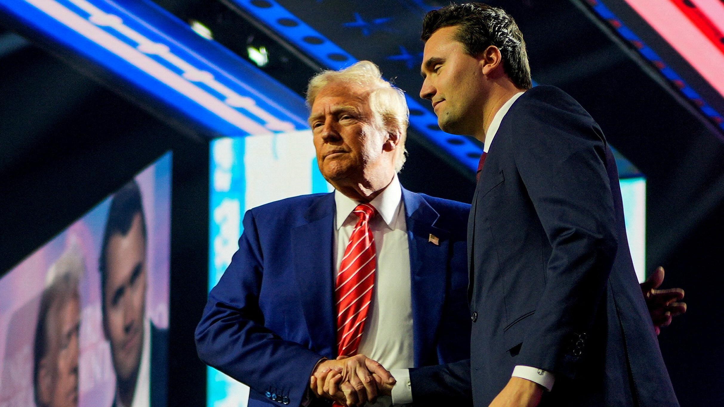 يصافح الرئيس الأمريكي المنتخب دونالد ترامب مؤسس منظمة Turning Point USA، تشارلي كيرك، في فينيكس، أريزونا، الولايات المتحدة، 22 ديسمبر كانون الأول 2024.