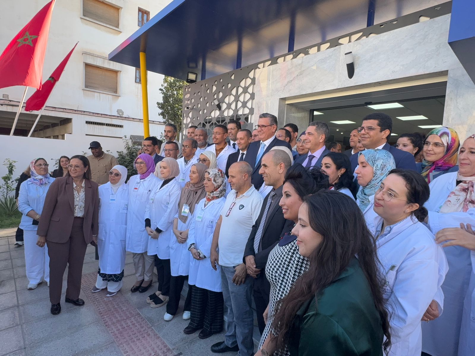 أخنوش رئيس الحكومة وسط نخبة من هيئة التدريس 