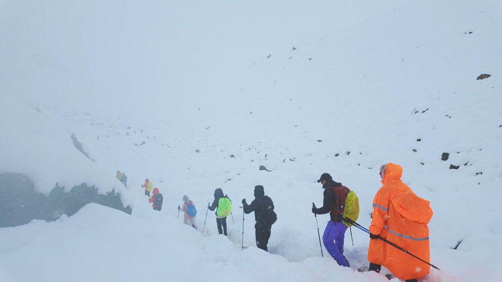 عاصفة ثلجية في جبل إيفرست.