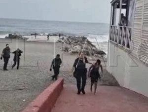 واقعة صادمة بشاطئ سبتة.. أم تخاطر بحياة ابنها الصغير في محاولة للعبور سباحة نحو الضفة الأخرى 2 واقعة صادمة بشاطئ سبتة.. أم تخاطر بحياة ابنها الصغير في محاولة للعبور سباحة نحو الضفة الأخرى