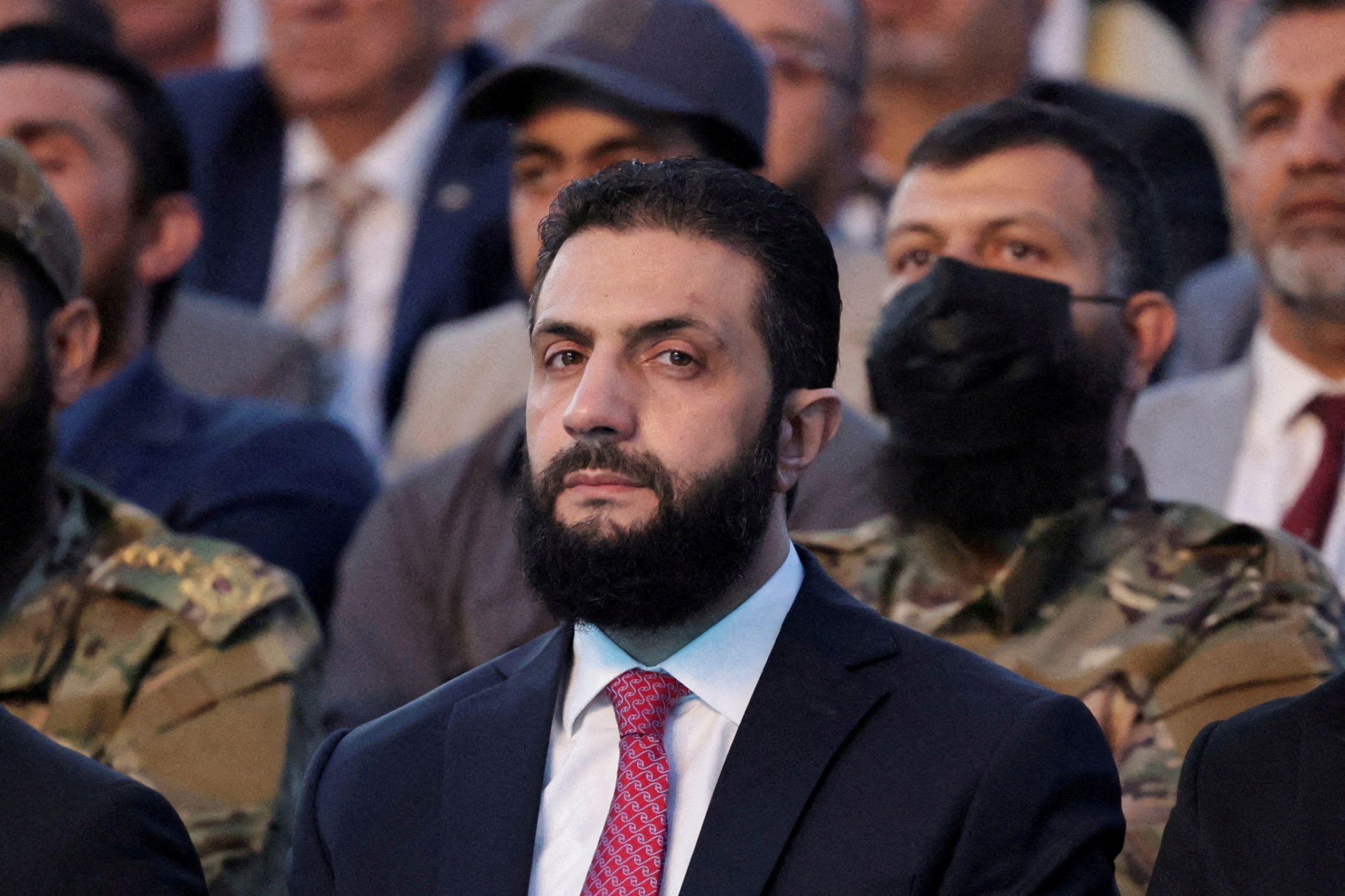 الرئيس السوري المؤقت أحمد الشرع يراقب أثناء حضوره احتفال 
