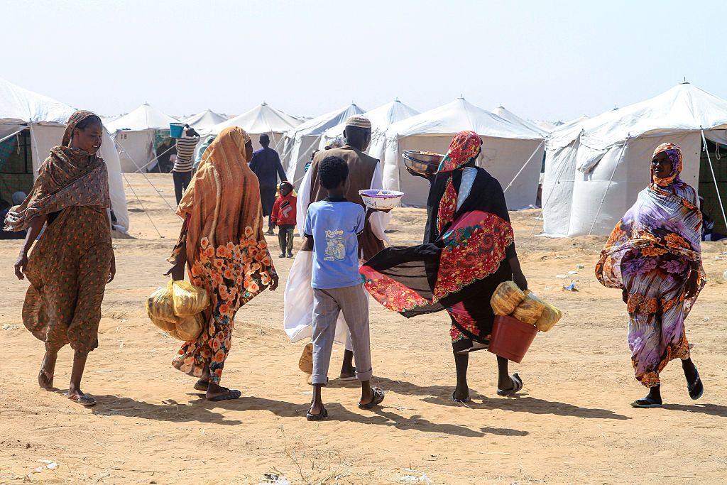 سودانيون فارون من الفاشر في مخيم للنازحين في بلدة الدبة الشمالية، 13 نوفمبر/تشرين الثاني 2025.