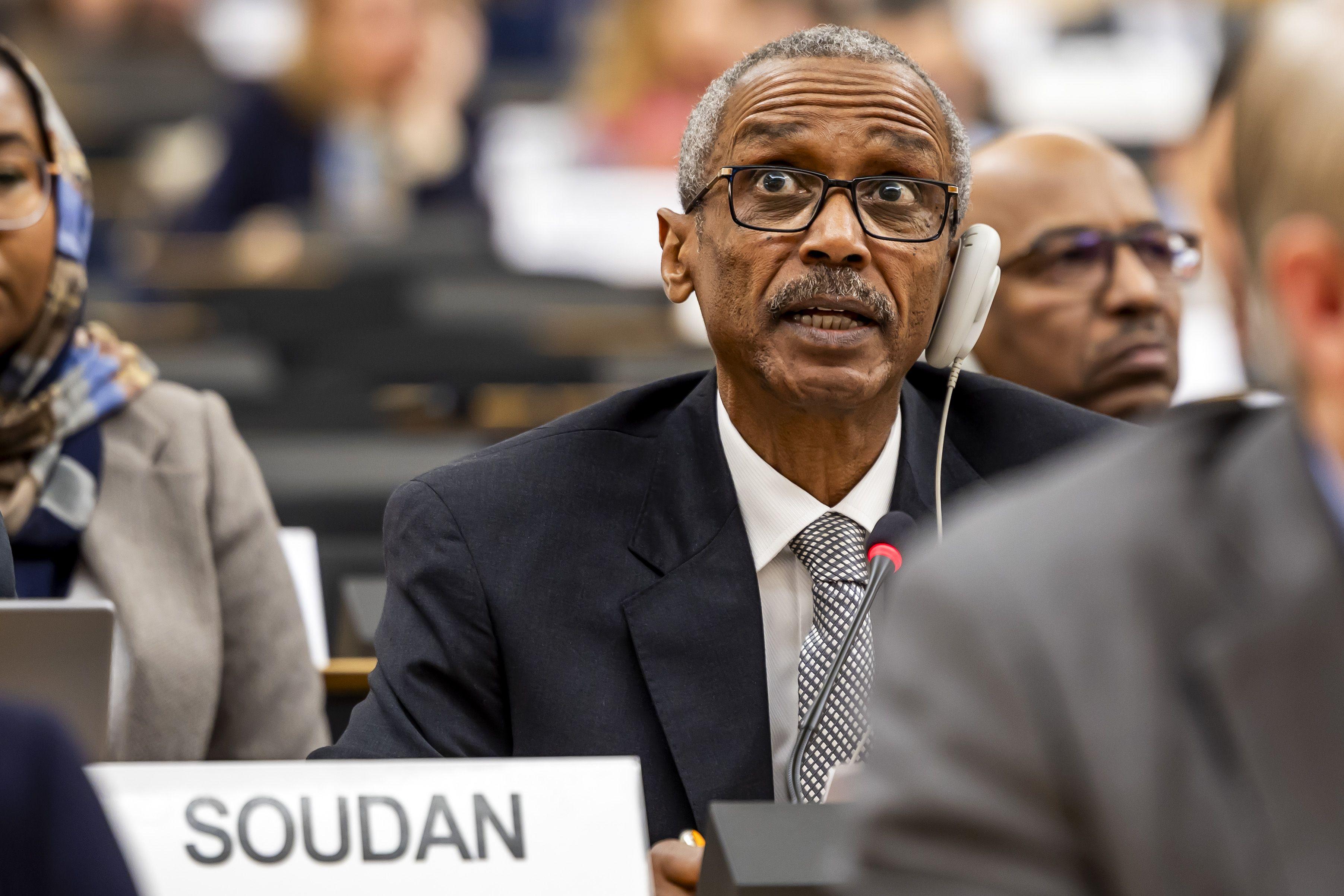 حسن حامد حسن، السفير الممثل الدائم للسودان لدى مكتب الأمم المتحدة في جنيف، يلقي بيانه خلال الجلسة الخاصة لمجلس حقوق الإنسان بشأن حالة حقوق الإنسان في مدينة الفاشر السودانية وما حولها، في المقر الأوروبي للأمم المتحدة في جنيف، سويسرا، 14 نوفمبر 2025.