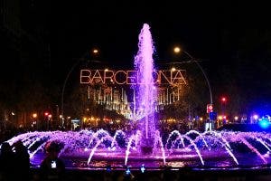 برشلونة تتلألأ استعدادًا لاحتفالات أعياد الميلاد (صور)