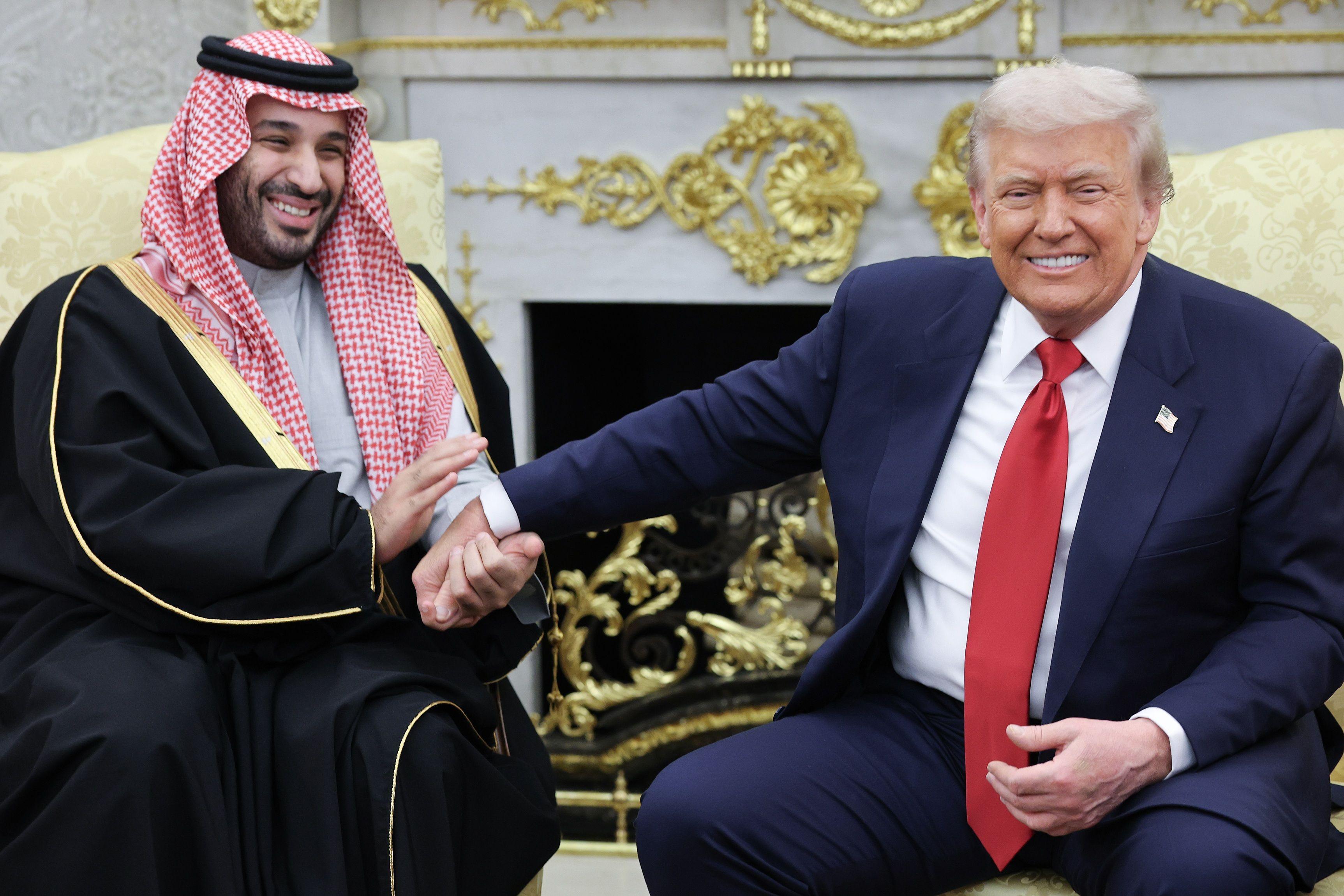 الرئيس الأمريكي دونالد ترامب (يمين) يمسك بيد ولي العهد السعودي الأمير محمد بن سلمان خلال اجتماع البيت الأبيض في 18 نوفمبر/تشرين الثاني 2025