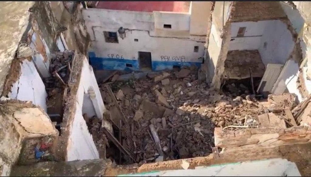انهيار منزلين مهجورين بحي السانية بتطوان بسبب التساقطات المطرية الغزيرة