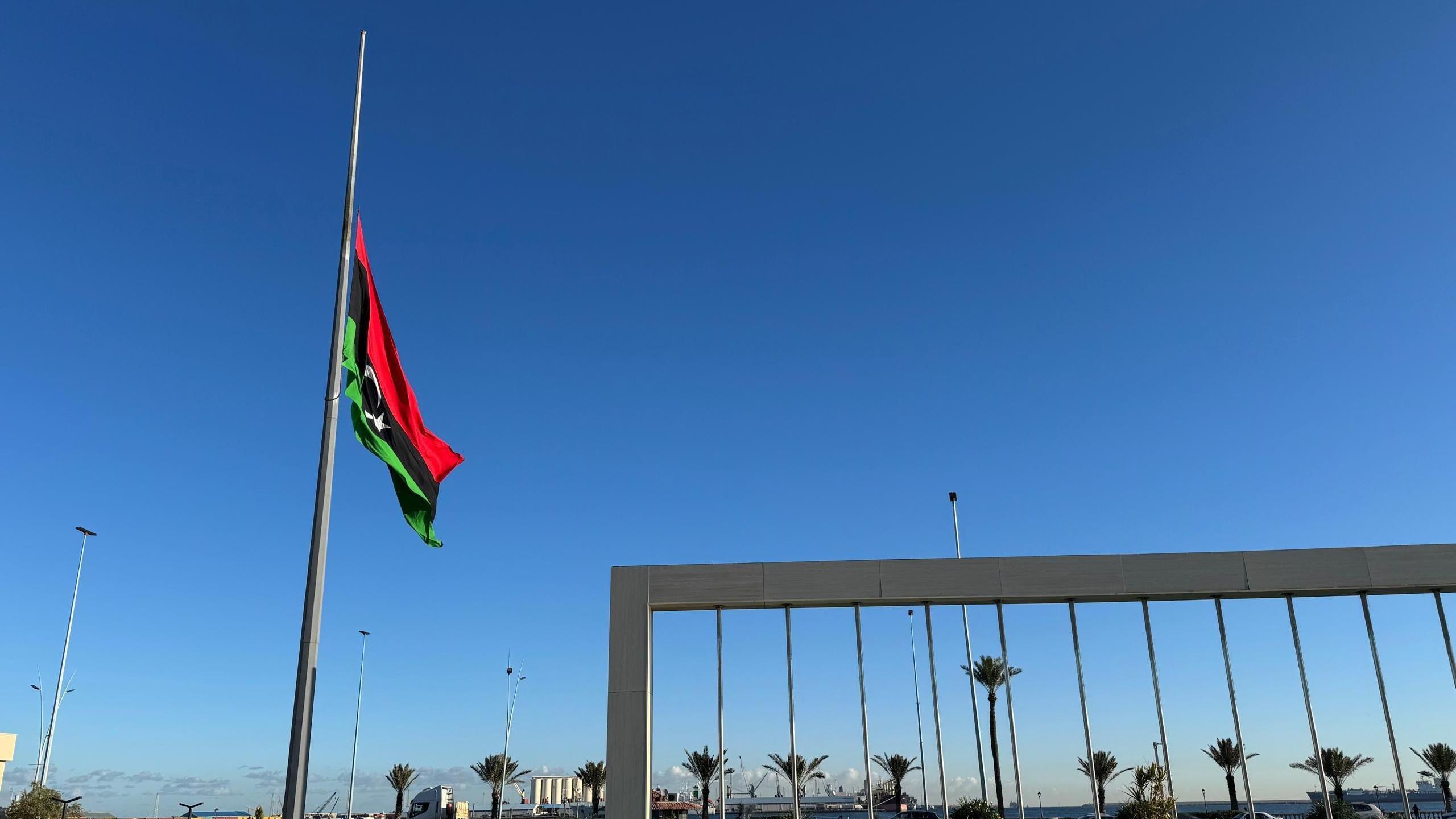 نُكِّست الأعلام في طرابلس، ليبيا، معلنةً الحداد الوطني لمدة ثلاثة أيام في أعقاب وفاة رئيس أركان الجيش محمد الحداد وأربعة من كبار الضباط العسكريين في حادث تحطم طائرة قرب العاصمة التركية أنقرة، في 24 ديسمبر/كانون الأول 2025