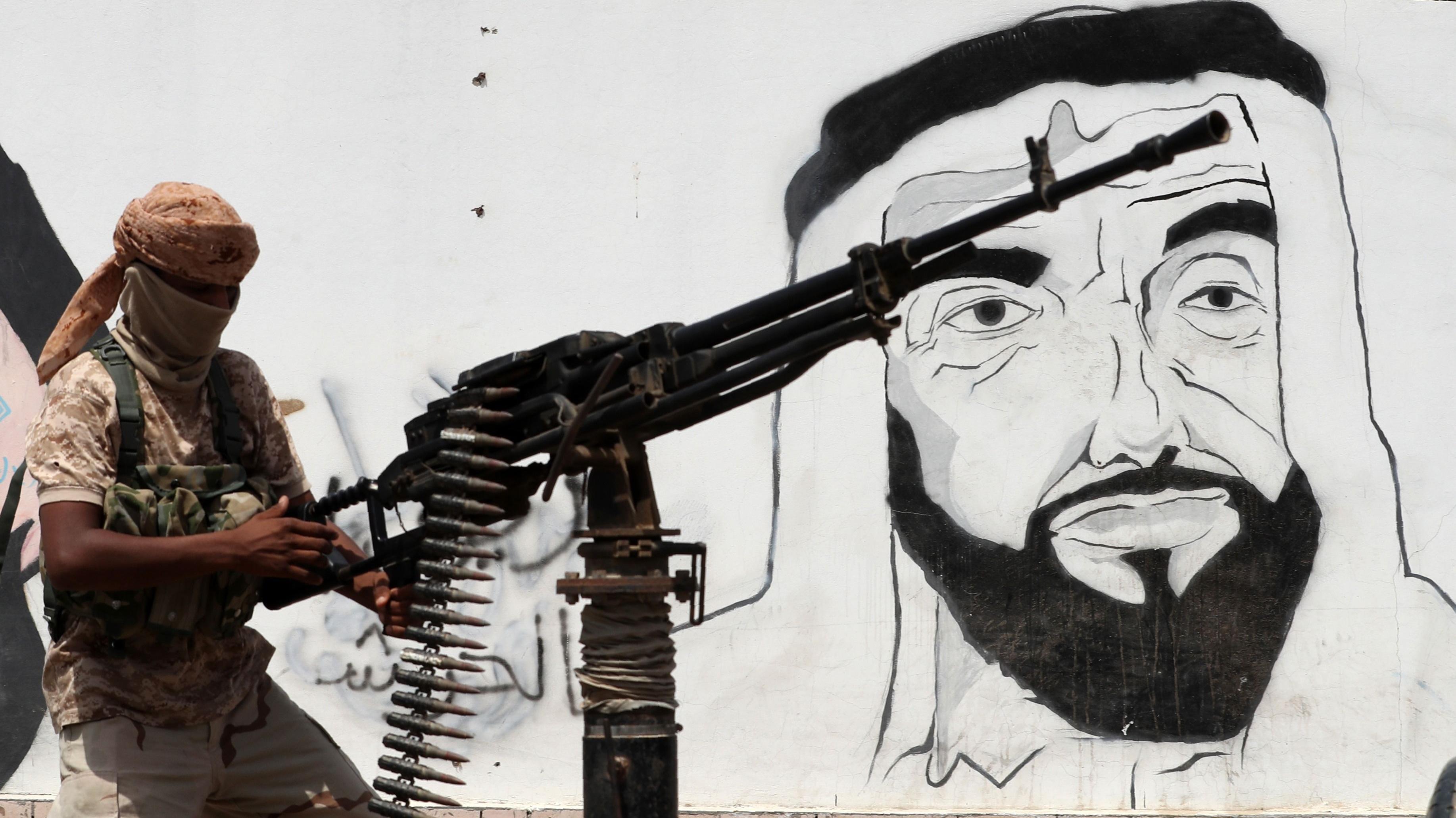 مشهد من المكلا يعكس الحضور الإماراتي في حضرموت خلال سنوات الحرب، حيث امتزج النفوذ العسكري بالرمزية السياسية، أغسطس 2018.