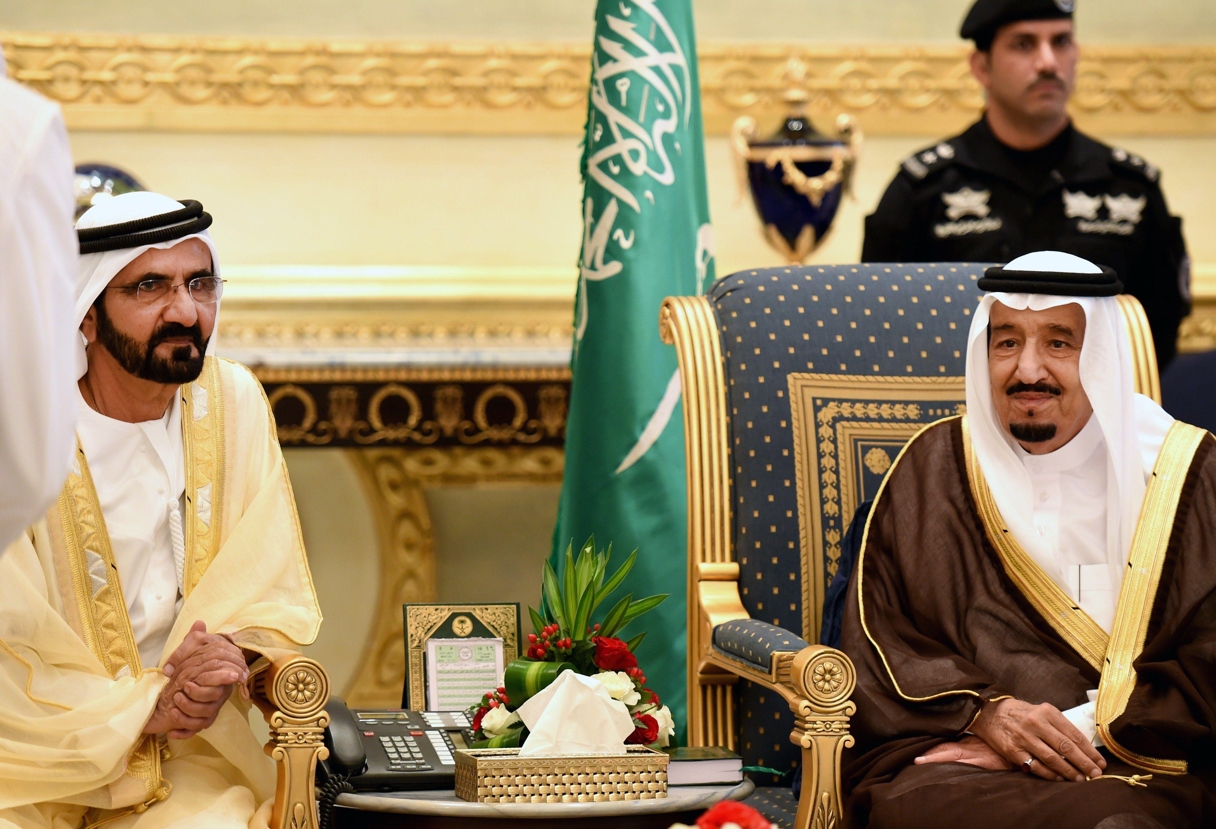 الملك السعودي سلمان بن عبد العزيز يلتقي حاكم دبي الشيخ محمد بن راشد آل مكتوم على هامش قمة مجلس التعاون الخليجي في الرياض، مايو 2015.