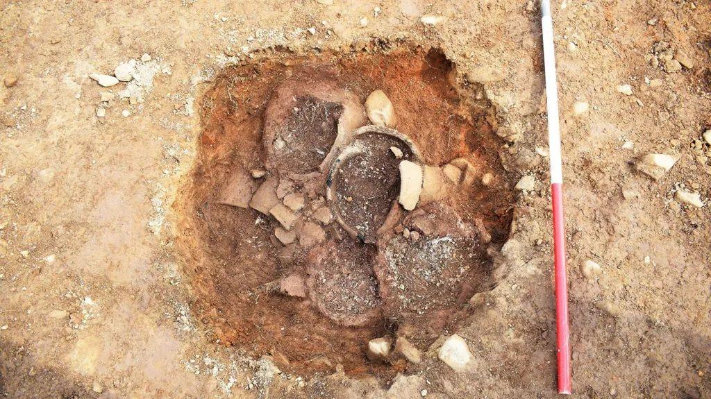 العثور على رفات بشرية داخل جرار معبأة بإحكام 