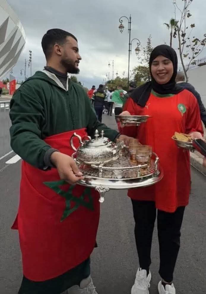 كأس أمم إفريقيا.. زوجان مغربيان يستقبلان جماهير الجزائر بالشاي والحلويات في الرباط 1 كأس أمم إفريقيا.. زوجان مغربيان يستقبلان جماهير الجزائر بالشاي والحلويات في الرباط