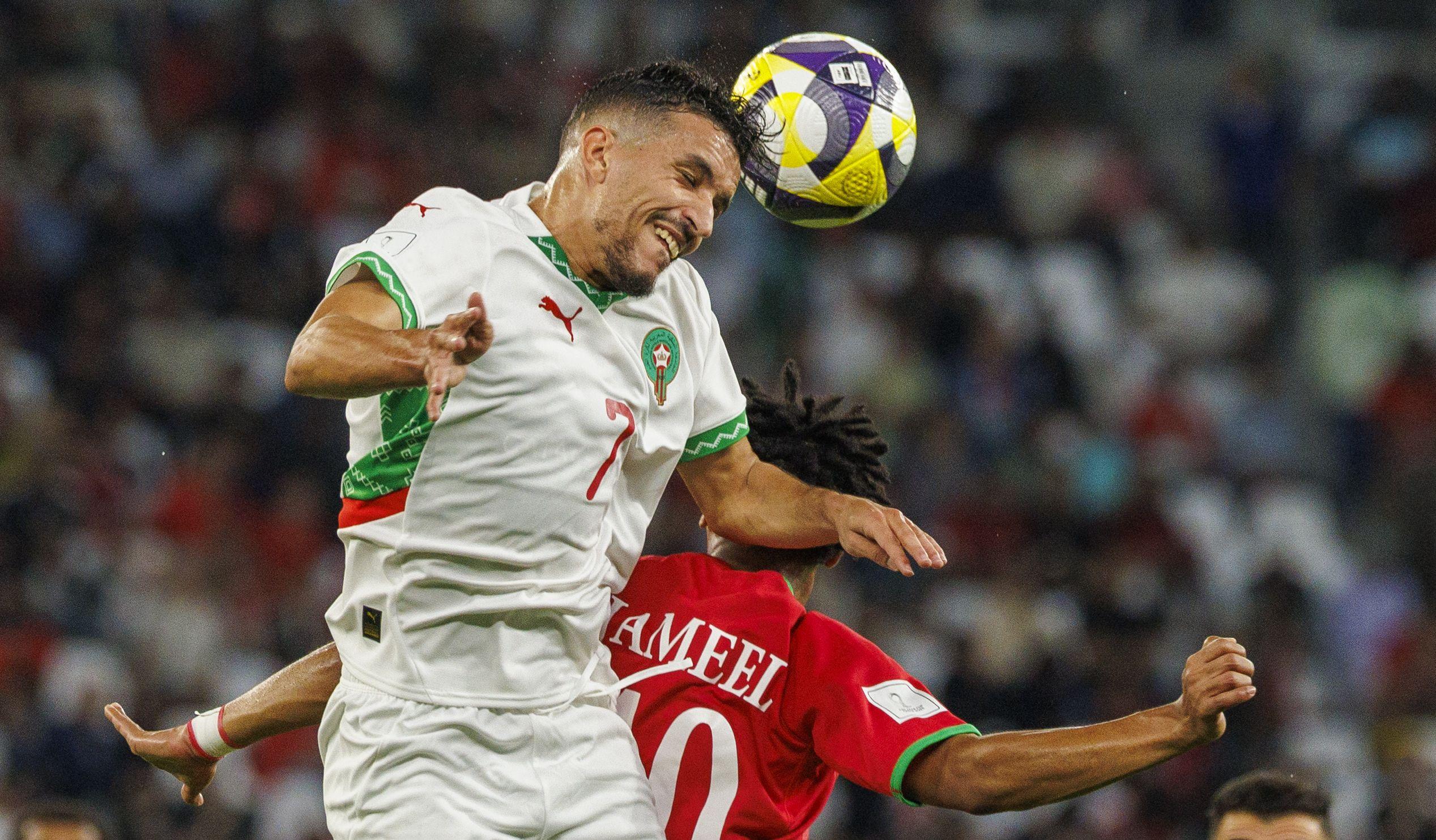 لاعب منتخب المغرب محمد بولكسوت يتنافس للحصول على الكرة أثناء مباراة في بطولة كأس العرب لكرة القدم 2025 مع منتخب عُمان