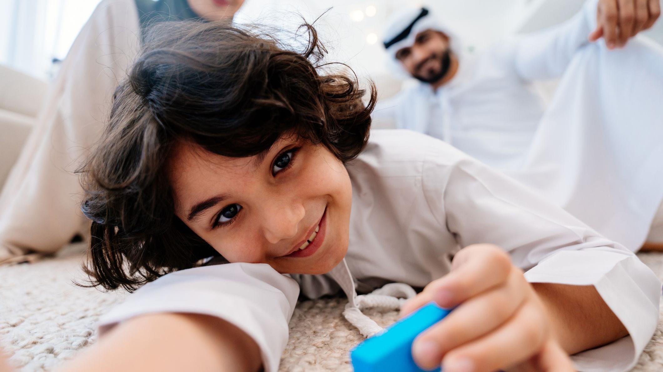 أم وأب يلعبان مع طفلهما داخل المنزل