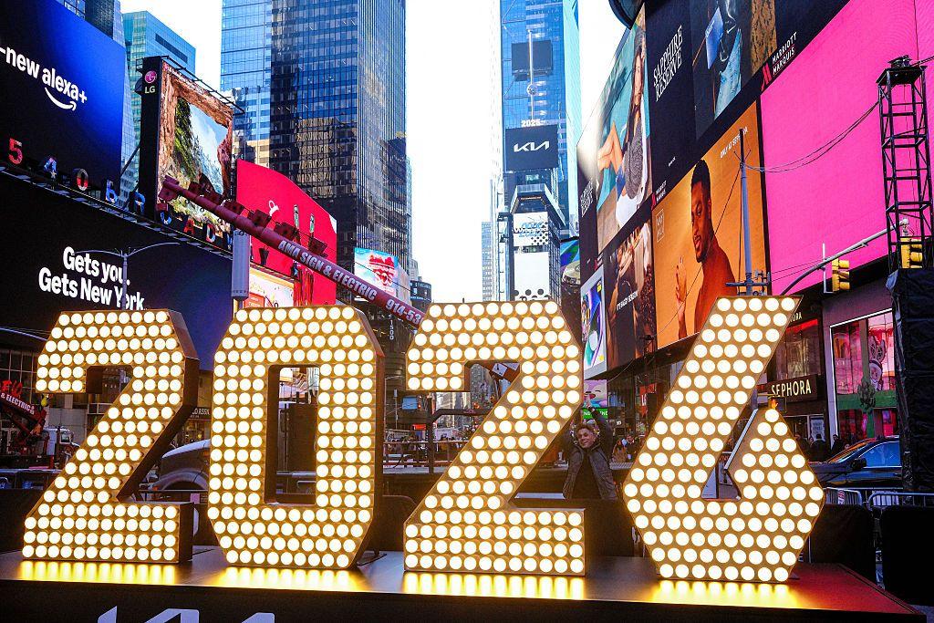 صورة من نيويورك تظهر رقم 2026 مضاءاً