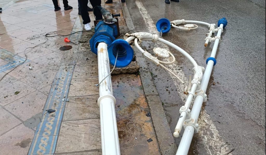 انقلاب سيارة أجرة بعد اصطدامها بعمود كهربائي بالفنيدق