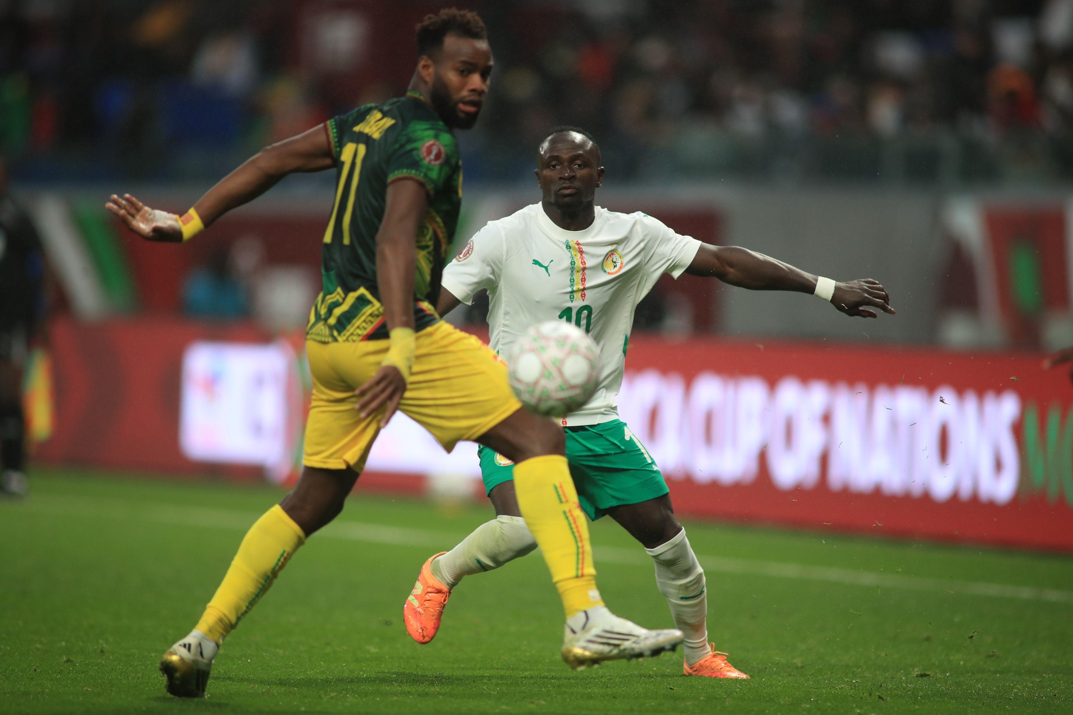 المهاجم السنغالي ساديو مانيه يتنافس على الكرة مع لاعب منتخب مالي في ربع نهائي كأس أمم أفريقيا لكرة القدم 