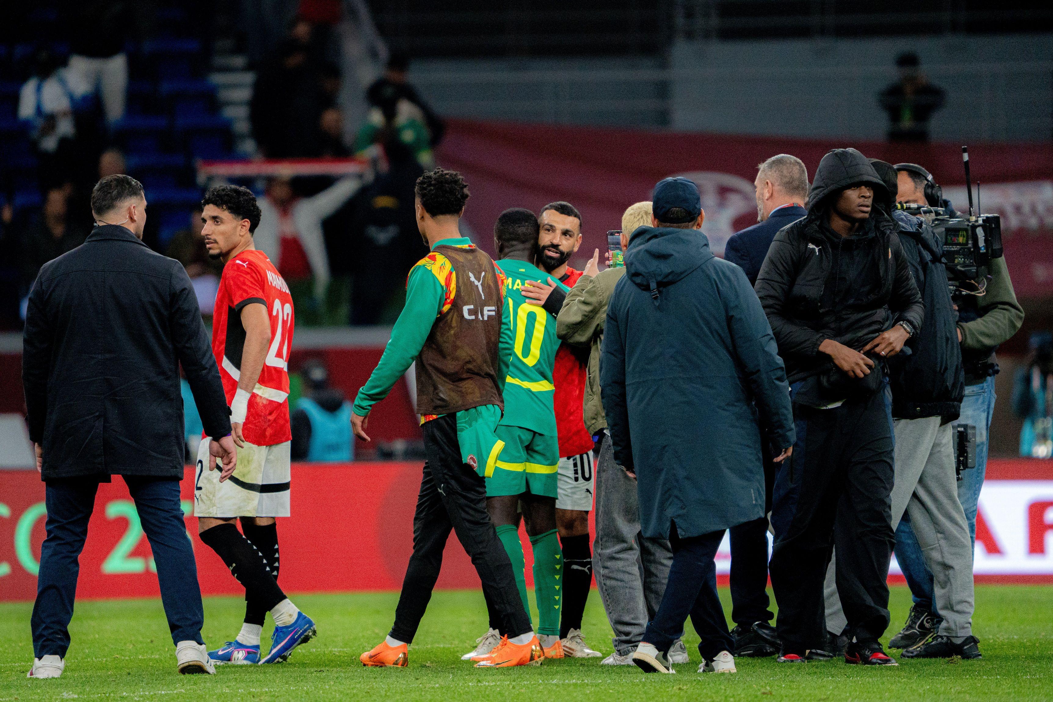 نجم المنتخب المصري محمد صلاح يهنئ زميله السابق في ليفربول ساديو مانيه بعد تأهل الأخير مع السنغال إلى نهائي كأس أفريقيا لكرة القدم في المغرب 