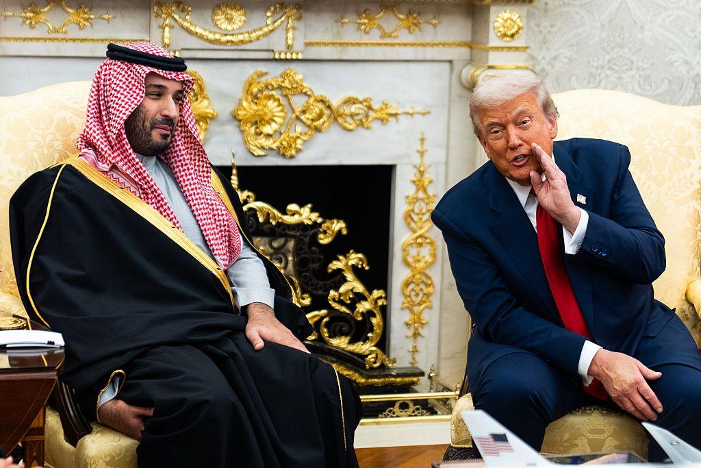 الرئيس الأمريكي دونالد ترامب وولي العهد ورئيس الوزراء السعودي الأمير محمد بن سلمان خلال اجتماع ثنائي في المكتب البيضاوي بالبيت الأبيض يوم الثلاثاء 18 نوفمبر 2025.