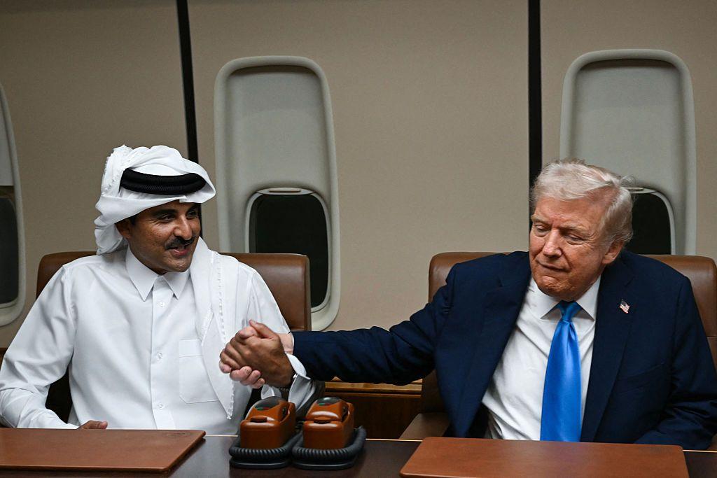 استقبل الرئيس الأمريكي دونالد ترامب أمير قطر الشيخ تميم بن حمد آل ثاني (يسار) خلال اجتماع على متن طائرة الرئاسة الأمريكية "إير فورس ون" في الدوحة بتاريخ 25 أكتوبر/تشرين الأول 2025، أثناء توقفه للتزود بالوقود في طريقه إلى ماليزيا لحضور قمة الآسيان.