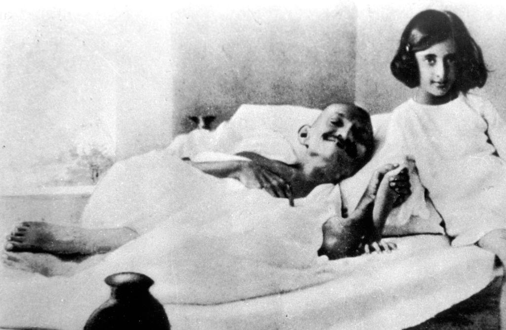 صورة تعود لعام 1924 للمهاتما غاندي مع إنديرا وهي طفلة
