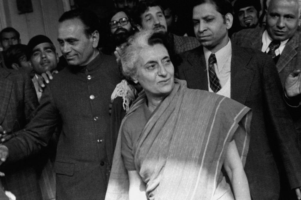 صورة تعود ليناير من عام 1978 لإنديرا غاندي وهي تغادر مقر لجنة التحقيق في التجاوزات التي ارتكبتها حكومتها خلال فترة الطوارئ التي فرضتها من يونيو 1975 إلى يناير 1977