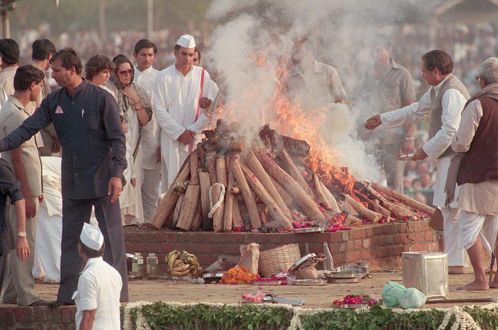 حرق جثمان رئيسة الوزراء الهندية إنديرا غاندي في نيودلهي بالهند في 3 نوفمبر من عام 1984، وكانت غاندي قد اُغتيلت على يد اثنين من حراسها الشخصيين في 31 أكتوبر من عام 1984
