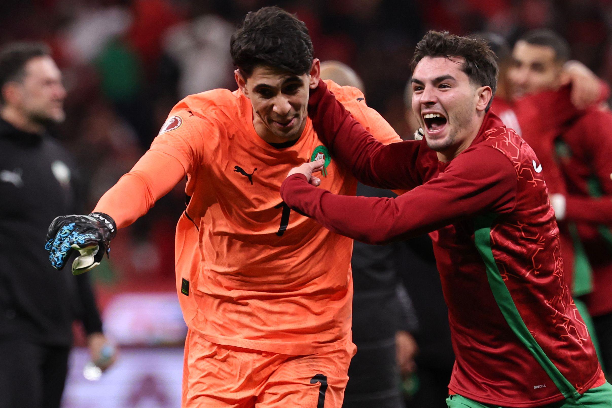 فرحة لاعب المغرب إبراهيم دياز مع زمليه الحارس ياسين بونو 