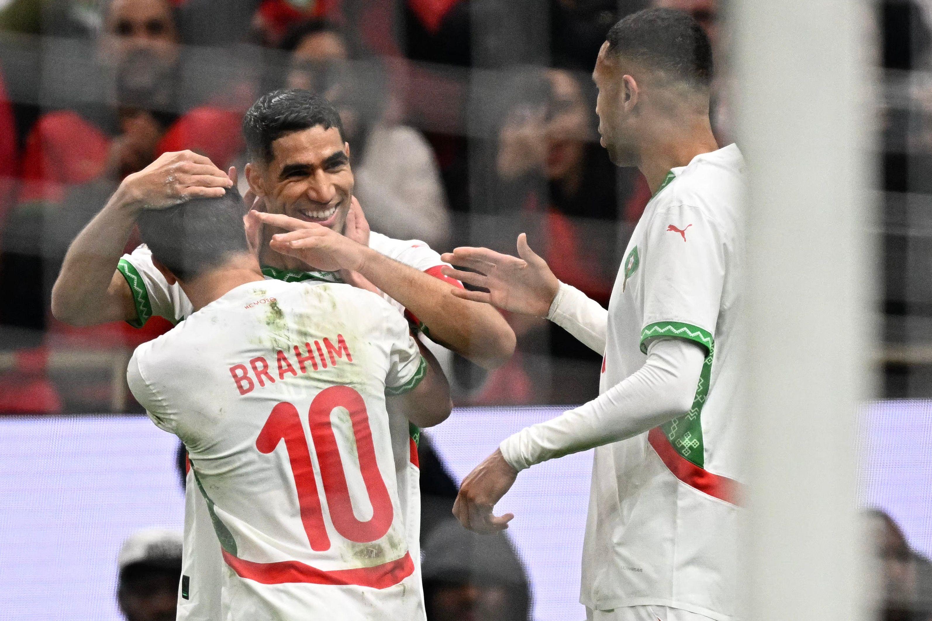 لاعبا منتخب المغرب إبراهيم دياز وأشرف حكيمي يحتفلان بالهدف الثاني لمنتخبهما في مرمى الكاميرون في ربع نهائي كأس أمم أفريقيا لكرة القدم