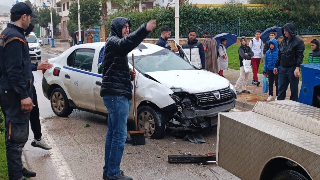 انقلاب سيارة أجرة بعد اصطدامها بعمود كهربائي بالفنيدق