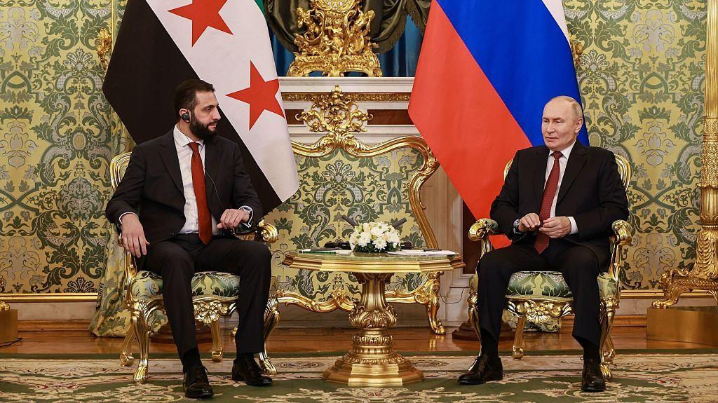 بوتين (يسار) الشرع يمين خلال لقاء جمعهما في أكتوبر/تشرين الأول الماضي في العاصمة الروسية موسكو (أرشيف)