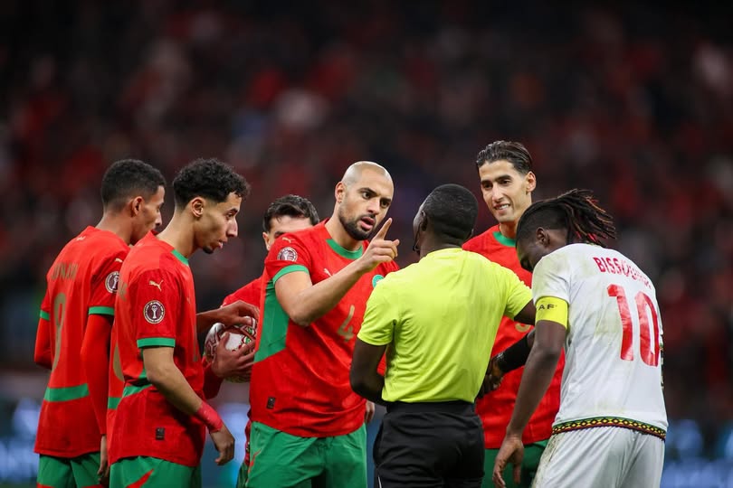 رسميا .. كاف تكشف طاقم التحكيم لمباراة المغرب والكاميرون في ربع نهائي الكان 4 المغرب والكاميرون