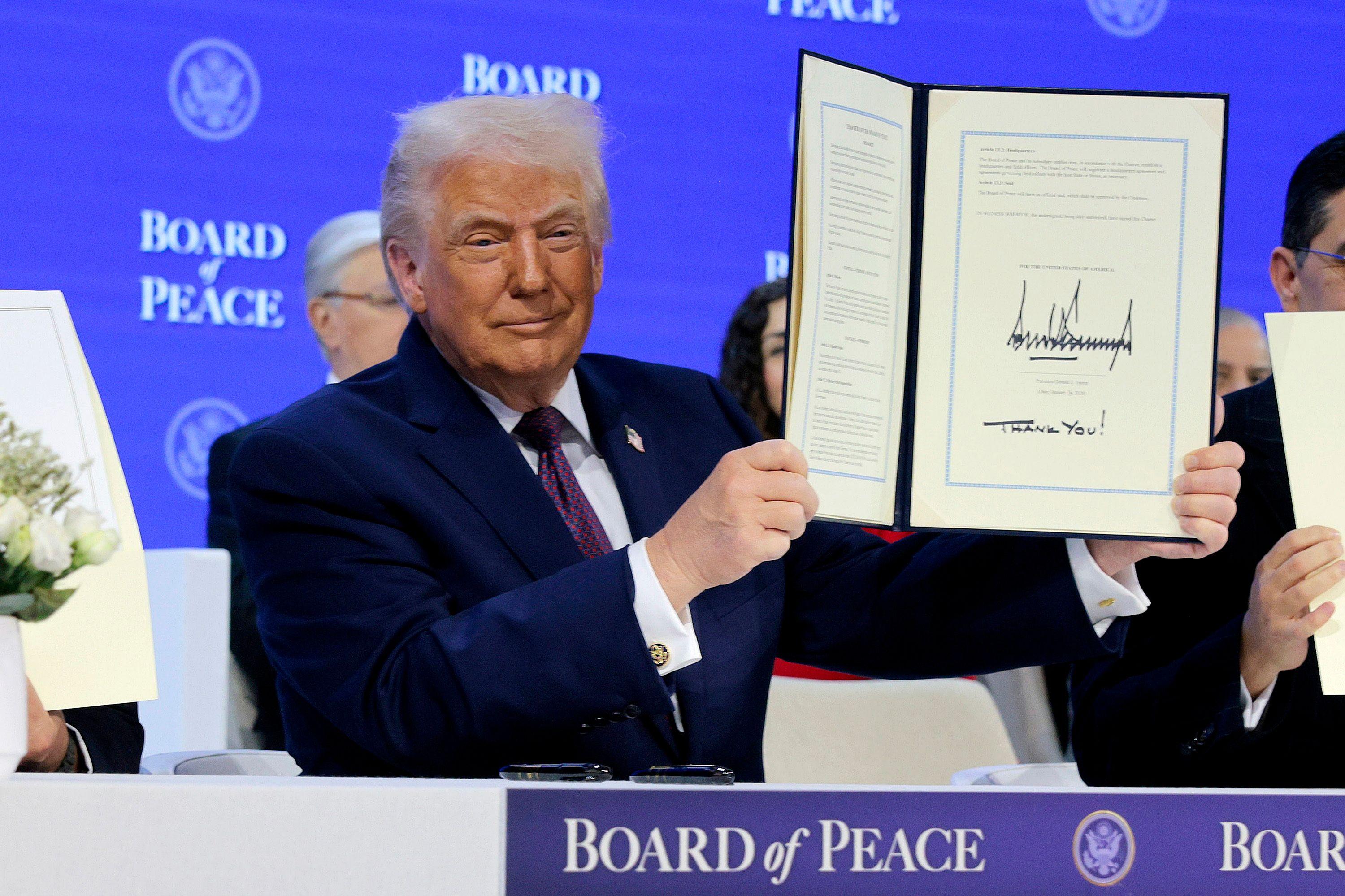 يرفع الرئيس الأمريكي دونالد ترامب توقيعه على الميثاق التأسيسي لـ 