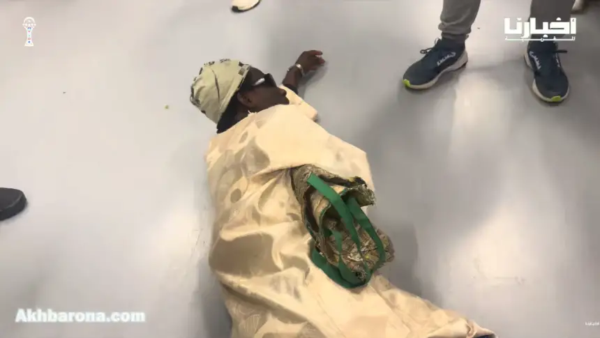 مشجع كاميروني يبكي بطريقة غريبة بعد الإقصاء أمام المنتخب المغربي