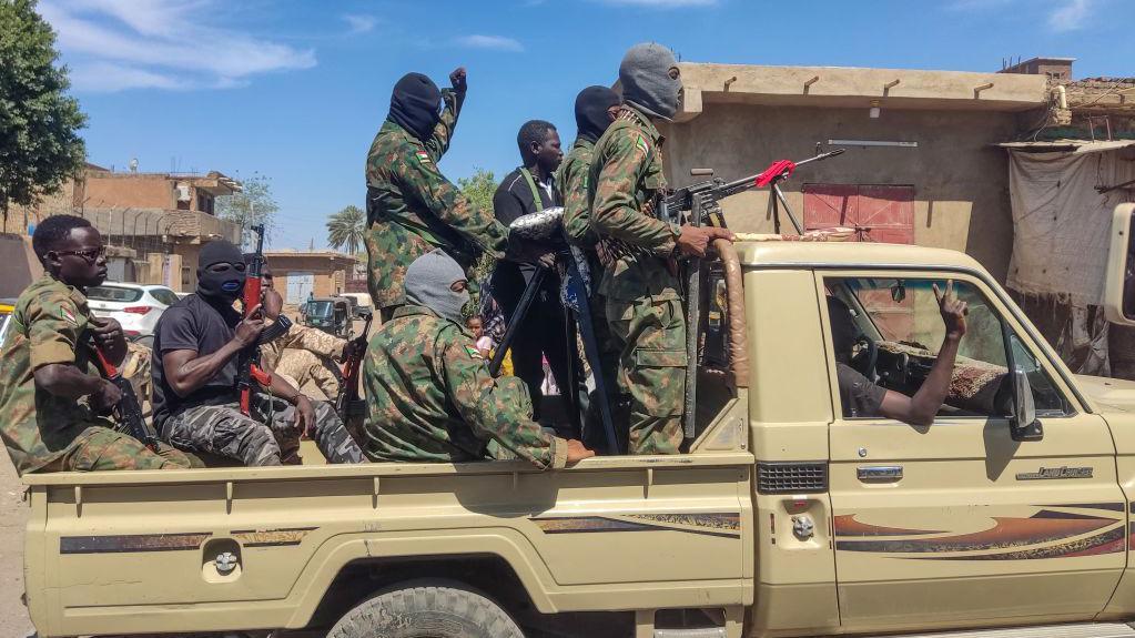 أنصار المقاومة الشعبية المسلحة السودانية، التي تدعم الجيش، يستقلون شاحنات في القضارف شرقي السودان في 3 مارس/آذار 2024، وسط الصراع الدائر في السودان بين الجيش وقوات الدعم السريع.